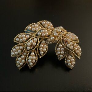 Elegant Gold and Pearl Leaf Brooch